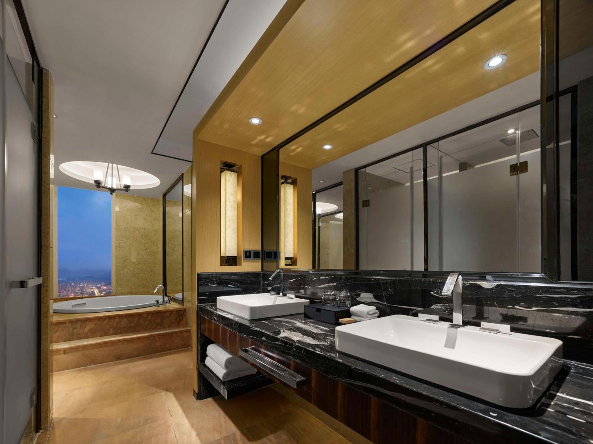 Hilton Zhongshan Downtown Екстериор снимка